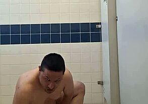 Chubbypapipablo in another bathroom escapade